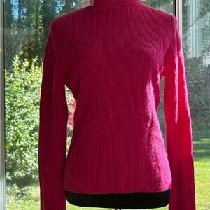 Bloomingdale’s 100% cashmere raspberry ribbed turtleneck sweater